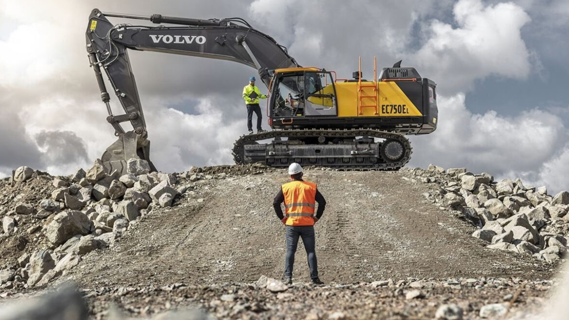 Selecting the Perfect Articulated Dump Truck for Small-Scale Construction Projects